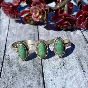Anillo Ajustable de Plata de Ley con Turquesa Navajo Kingman, Engaste de Bisel Chapado en Oro Rosa, Regalo para Él, Licenciado y Exclusivo - Product Image 1
