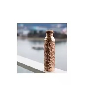 Botella de agua de cobre de diseño elegante y sencillo martillado vaso elegante de lujo respetuoso con el medio ambiente aplicable tapa a prueba de fugas venta - Product Image 1