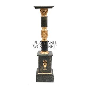 Cheminée en marbre blanc sculptée à la main de style français de luxe avec ornements en laiton - Product Image 1