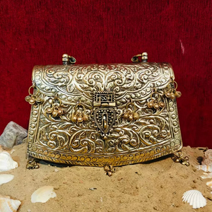 Bolso de Mano de Metal Dorado Hecho a Mano en India, Bolso de Lujo para Mujer para Fiestas Nocturnas y Bodas con Detalles Tradicionales - Product Image 1