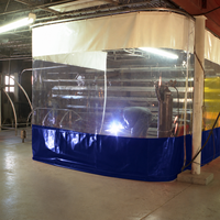 Rideau de soudure en PVC avec fenêtre de visualisation transparente, jupe inférieure bleue et système de rail coulissant pour cloisonnement d'atelier industriel