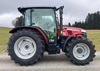 Tracteur diesel Massey Ferguson M 4708 à usage agricole, couleur rouge, pneus larges