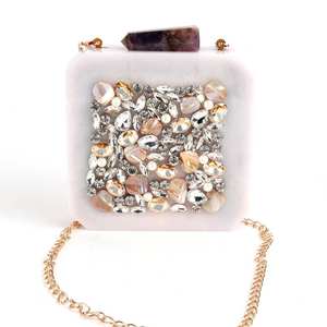 Escultura Decorativa de Resina Ecológica Hecha a Mano con Botones de Pedrería de Algodón y Cierre Abierto de Perlas - Product Image 1