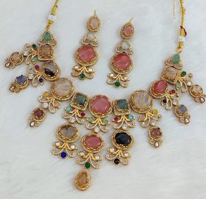 สร้อยคอคุณภาพระดับพรีเมียมลายทองเหลืองพร้อมต่างหูที่สวยงามชุดสร้อยคอที่สร้างแรงบันดาลใจจาก sabyasachi เหมาะสำหรับงานแต่งงานงานปาร์ตี้ - Product Image 3