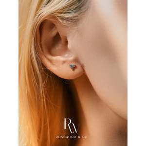 Orecchini a cerchio con pavé di stelle e lune, pendenti asimmetrici con opale blu e borchie di diamanti, design impilabile a stella celeste di tendenza - Product Image 1