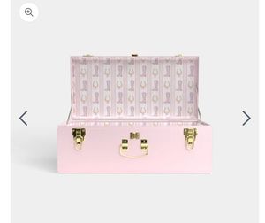Baúl de Almacenamiento Metálico Rosa, Rectangular, con Acabado Lacado y Cierres Dorados, para Dormitorio, Cuarto de Niños, Armario de Juguetes - Product Image 1