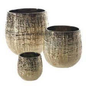 Jardinière en métal en fer robuste avec charme industriel adapté aux grands arbres de plantes ou aux arrangements floraux de déclaration - Product Image 6