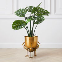 Jardinière en métal plaqué or antique avec base unique en forme de girafe, parfaite pour la décoration florale élégante du salon