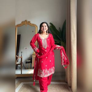 Salwar kameez de luxe en chinon avec un haut orné de broderies lourdes et un pantalon palazzo avec un dupatta en chinon assorti pour la saison des fêtes, directement de l'usine - Product Image 2