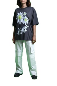 Camiseta Premium Unisex Negra con Estampado de Margaritas y Paz, Oversize, Estilo Urbano, Manga Corta, Cuello Redondo, Algodón Felpa, Secado Rápido - Product Image 2