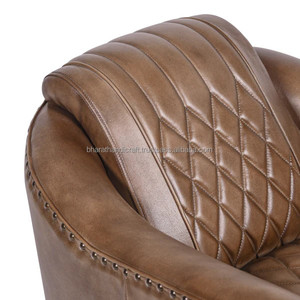 Fauteuil en cuir et bois avec coussin confortable, construction durable, design classique intemporel, idéal pour la maison et le salon - Product Image 4
