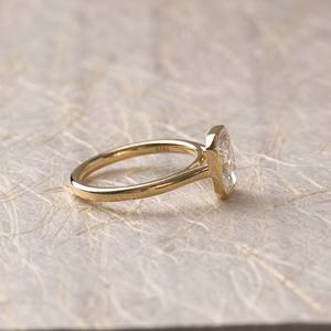 Elegante anillo de compromiso de moissanita radiante de hielo triturado de 3,31 quilates con ajuste de bisel y banda de catedral delgada perfecta para regalo - Product Image 2