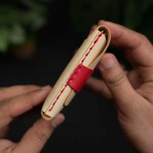 WF Leathercraft No. Cartera para Tarjetas de Crédito 101 Todo en Uno, Cuero Natural de Curtido Vegetal, Combinación Roja, Certificación de Comercio Justo 5 - Product Image 6