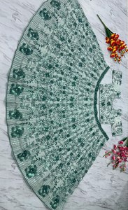 นำเสนอคอลเลกชันเลเฮนกาโชลีดีไซน์ทันสมัยสวยที่สุด ล่าสุด พร้อมตกแต่งด้วยผ้าจอร์เจตต์คุณภาพพรีเมียม เหมาะสำหรับงานปาร์ตี้ - Product Image 5