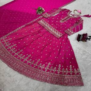 Elegante Top de seda brillante Lehenga Set con lentejuelas e hilo de trabajo Semi-cosido Lehenga y Georgette Dupatta con borde de encaje - Product Image 4