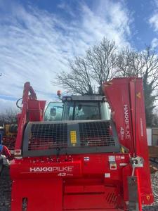 Livraison gratuite Hakki Pilke 43 Pro, processeur de bois professionnel, capacité de 15 tonnes de bûches de 430 mm, PTO / 15 kW, convoyeur hydraulique électrique - Product Image 1
