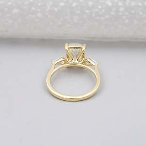 Anillo de Compromiso Certificado por IGI con Diamante de Corte Cojín y Piedra Lateral en Forma de Cometa de Oro Amarillo - Product Image 4