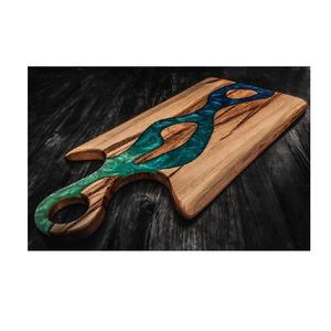 Elégante planche à découper en résine faite de bois naturel et d'un mélange d'art de résine idéal pour trancher et servir de beaux aliments - Product Image 1