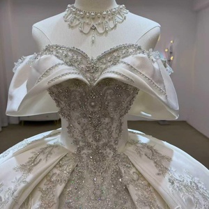 Robe de mariée de bal de fin d'année, longue jupe en satin moderne exclusive JJ114, avec des appliques florales en cristal - Product Image 4