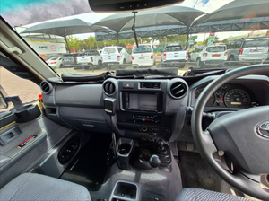 Voiture d'occasion de qualité et abordable, Toyota Land Cruiser 79 4.5 4D LX V Single-Cab conduite à droite, modèle 2016 - Product Image 2