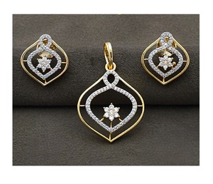 Ensemble collier et boucles d'oreilles tendance et élégant en plaqué or avec pendentif chaîne à maillons et pierres CZ pour femme, idéal pour les occasions de mariage - Product Image 1