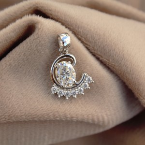 Pendentif et breloque en argent sterling de haute qualité avec moissanite taille ovale couleur VVS1 et D rond pour femme, idéal pour les occasions festives - Product Image 1