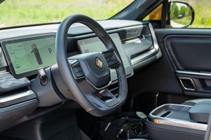 2023 Rivian R1T Adventure Edition Quad-Motor AWD Pickup Grande batterie au lithium Boussole Jaune Boîte de vitesses automatique R20 Cuir Léger - Product Image 2