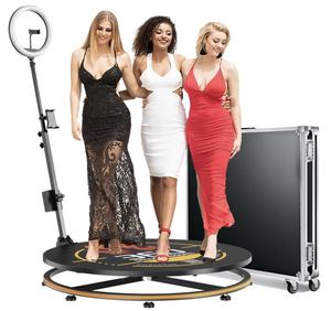 Cabina de Fotos con Cámara Giratoria de 360 Grados, Control Remoto por Aplicación, Movimiento Lento Automático para 3-5 Personas, Accionamiento Manual, Enchufe Estadounidense - Product Image 1