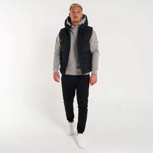 Gilet noir Capuche lourde avec rabat tempête et plusieurs poches pour une chaleur corporelle et un style ultimes - Product Image 1