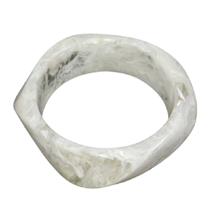 Brazalete de Resina con Efecto Mármol Blanco Vintage - Brazalete Ancho Irregular de Acrílico - Joyería de Resina Pulida a Mano de Primera Calidad - Product Image 5