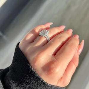 Anillo de Compromiso con Corte Radiante y Diamante Cultivado en Laboratorio, Estilo Bonito para Mujer - Product Image 2