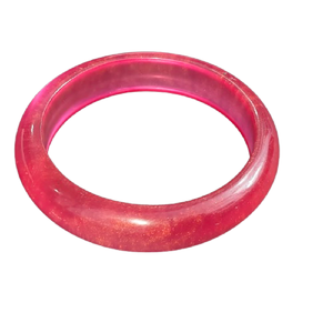 Bracelet en résine rose fuchsia translucide scintillant infusé d'un subtil éclat doré – Bijou féminin pour une tenue de célébration vibrante - Product Image 3