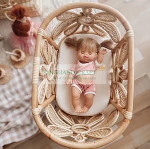 Moisés de mimbre hecho a mano, accesorios para muebles, encantadora cuna de ratán con flor de Margarita con estilo de juguete educativo para niños y muñecas - Product Image 6