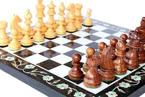 Ensemble d'échecs de luxe en pierre d'onyx Venktesh Designs, échiquier artisanal écologique, pièces en forme d'ange, de fleur et d'animal, saphir noir - Product Image 6