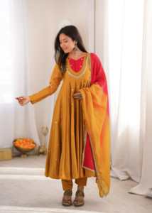 Robe Anarkali en soie romaine avec broderie de créateur, travail de sequins et de miroirs, avec pantalon et dupatta, ensemble prêt-à-porter. - Product Image 3