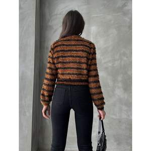 เสื้อโค้ทผู้หญิงลายทางมีซิปผ้าพลัฌ-สินค้าขายส่ง - Product Image 1