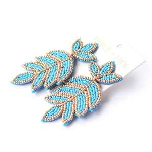 Pendientes colgantes con cuentas y bordado a mano - Product Image 1