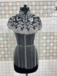 Hermosa capa burlesca festiva con hebras de cuentas, lentejuelas bordadas, sujeta en el cuello para capas de Festival - Product Image 2