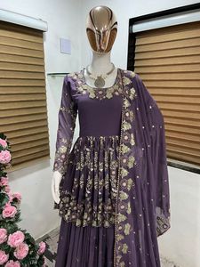 <span class=keywords><strong>Georgette</strong></span> Kurta Giả Nặng Với Chuỗi Thêu Nặng Làm Việc Với Tay Áo Đầy Đủ Và Quần Ống Loe Hoàn Toàn Và Dupatta Thiết Kế - Product Image 2