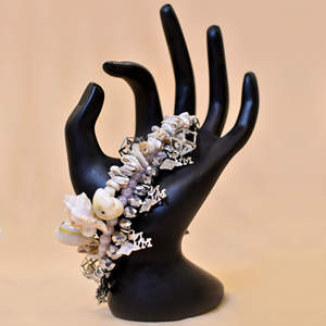 Bracelets et joncs de style occidental avec perles de verre et coquillages Kanhai Jewels Modèle 690454 - Product Image 1