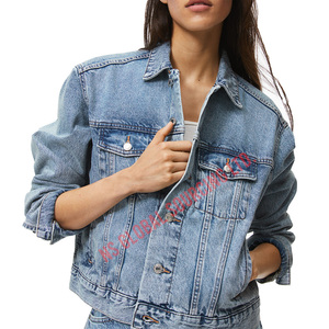 Chaqueta vaquera para mujer con tela suave y duradera diseñada para la comodidad y el uso a largo plazo mientras mantiene su estilo de juego - Product Image 1