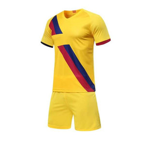 Uniforme de football pour hommes Tissu en polyester extensible Manches courtes Léger Séchage rapide Impression de logo personnalisée OEM ODM Approvisionnement en vrac - Product Image 1
