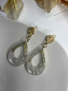 Pendientes colgantes de resina de colores Premium, diseño de ala y cruz cristiana unisex con detalles en diamantes | Joyería religiosa geométrica - Product Image 4