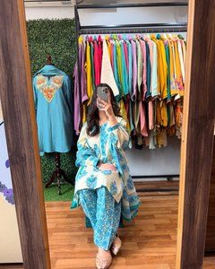 Elegante Conjunto de Salwar Kameez de 3 Piezas con Detalles Vibrantes en el Cuello, Diseño Moderno Reversible para Fiestas - Product Image 3