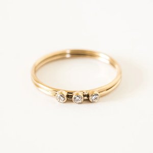 Anillo de Compromiso y Matrimonio Minimalista Clásico con Bisel, Corte Moissanite, Plata de Ley 925 Chapada en Oro para Mujeres y Chicas - Product Image 1