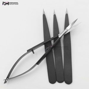 Juego de pinzas para cejas RMI con recubrimiento de polvo negro claro y punta plateada, y tijeras de resorte. - Product Image 1