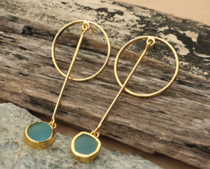 Boucles d'oreilles pendantes géométriques plaquées or 18 carats faites à la main avec chalcédoine bleue, bijoux modernes minimalistes pour femmes - Product Image 4