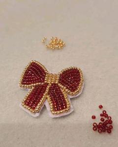 Porte-clés en perles jaunes et vertes, broderie de perles, broderie de perles de rocaille faite à la main, breloques pour sac avec motif festif - Product Image 3