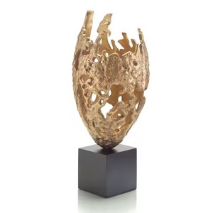 Sculpture élégante en métal en forme de feuille, ornement de table design, figurine décorative moderne faite à la main, accent unique pour la maison - Product Image 3