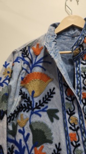 Veste courte d'hiver décontractée vintage en coton tissé avec logo brodé Suzani, motif floral, style bohème, col chemise, effet délavé - Product Image 3